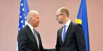 <p>Primeiro-ministro interino da Ucrânia, Arseniy Yatsenyuk (direita) aperta a mão do vice-presidente dos EUA, Joe Biden, antes de uma reunião em Kiev, nesta terça-feira, 22 de abril</p>  Foto: AFP