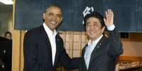 <p>O presidente Barack Obama e o primeiro-ministro japonês, Shinzo Abe, se cumprimentam antes de jantar em um restaurante de Tóquio, neste 23 de abril</p>  Foto: AP