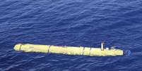 <p>Submarino autônomo que trabalha nas buscas pelo Boeing da Malysia Airlines no Oceano Índico se prepara para descer às profundezas, na terça-feira, 17 de abril</p>  Foto: AP
