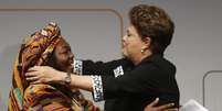 <p>Dilma cumprimenta a ativista do Quênia Nnenna Nwakanma</p>  Foto: Reuters