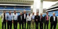 <p>Fifa e integrantes do Comitê Organizador Local visitaram a Arena Pantanal e se surpreenderam com o estado do gramado</p>  Foto: Josi Pettengil / Secom-MT