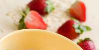 Para o café da manhã, uma das dicas é polvilhar aveia no iogurte de seu filho  Foto: Shutterstock