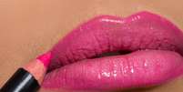 É essencial possuir lápis de boca, nas três tonalidades básicas de batom  nude, rosado e vermelho , para dar um acabamento impecável e aumentar a durabilidade do cosmético nos lábios  Foto: Shutterstock