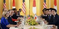 Obama foi recebido com honras militares nos jardins da residência oficial dos imperadores do Japão, Akihito e Michiko  Foto: AP