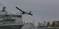 <p>O drone da Marinha portuguesa ficou apenas 2 segundos no ar, antes de cair no Rio Tejo</p>  Foto: Público / Reprodução