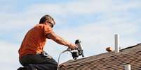 Telhas de diferentes materiais demandam cuidados específicos para garantir a resistência do telhado  Foto: Shutterstock