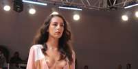 <p>Modelos desfilam com seios à mostra no Dragão Fashion</p>  Foto: Aline Lacerda / Terra