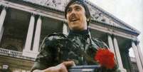 <p>Soldado segura arma "enfeitado" com um cravo, s&iacute;mbolo da Revolu&ccedil;&atilde;o de 1974, em Portugal</p>  Foto: Tumblr / Reprodu&ccedil;&atilde;o