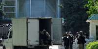 <p>Tropas ucranianas protegem&nbsp;o aeroporto da cidade oriental de Kramatorsk, em 25 de abril</p>  Foto: AFP