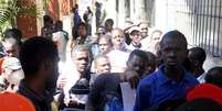 <p>Acolhidos por igreja depois de virem de Rio Branco, no Acre, os haitianos agora lutam para conseguir emprego em São Paulo</p>  Foto: Alan Morici / Terra