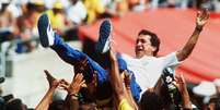 Carlos Alberto Parreira é festejado pela Seleção Brasileira na final contra a Itália  Foto: AFP