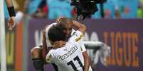 <p>Nova dupla de ataque do Botafogo, Emerson e Zeballos comemoram segundo gol no final do jogo</p>  Foto: Paulo Sergio / Agência Lance