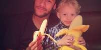 <p>Neymar comeu banana em apoio a gesto de Daniel Alves, mas segundo agência não teve nada premeditado</p>  Foto: Facebook/ Neymar Jr. / Reprodução