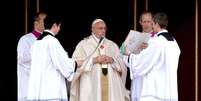 O papa Francisco proclamou neste domingo a santidade dos papas João XXIII e João Paulo II  Foto: EFE