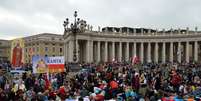 Vaticano n&atilde;o deixou fi&eacute;is dormirem na Pra&ccedil;a de S&atilde;o Pedro; acessos foram abertos &agrave;s 5h30 (hor&aacute;rio local)  Foto: AFP