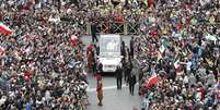 <p>Papa Francisco chega para a canonização dos dois papas</p>  Foto: Reuters