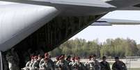 <p>Soldados americanos desembarcam no aeroporto de Riga, na Letônia, em 24 de abril</p>  Foto: Reuters