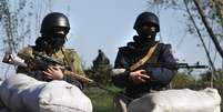 <p>Tropas do governo ucraniano fazem guarda em um posto de controle perto da aldeia de Dolina</p><p> </p>  Foto: AP