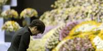 Park Geun-hye esteve nesta terça em um memorial em Ansan, construído em memória das vítimas do naufrágio  Foto: Reuters