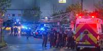 <p>Bombeiros e equipe de resgate participa de plantão em frente ao local do acidente, depois que um homem abriu fogo dentro do edifício</p>  Foto: Reuters