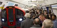 <p>Greve de metroviários lota estações em Londres</p>  Foto: Reuters