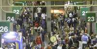 A orienta&ccedil;&atilde;o comprar a passagem antecipadamente; chegar uma hora antes do embarque ao terminal; identificar as bagagens; n&atilde;o descuidar das crian&ccedil;as; levar documentos  Foto: Ricardo Matsukawa / Terra