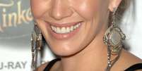 Aos 26 anos de idade e de volta ao cenário musical, a cantora e atriz Hilary Duff investe na esfoliação dos lábios. Para deixá-los sempre bonitos e saudáveis, ela mistura açúcar com geleia de petróleo na região com a ajuda de uma escova de dentes   Foto: Shutterstock 