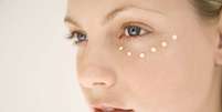 Por causa da textura fina e da sensibilidade da área dos olhos, diversos tipos de cosméticos podem causar problemas sérios de alergia   Foto: Thinkstock  