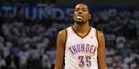 Kevin Durant errou lance livre em momento decisivo, e, agora, o Thunder está perto de ser eliminado  Foto: Reuters