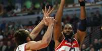 Nen&ecirc; encara a marca&ccedil;&atilde;o de Noah na vit&oacute;ria dos Wizards  Foto: AFP