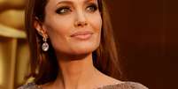 Angelina Jolie valoriza seus lábios com batom claro e cintilante  Foto: Getty Images