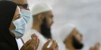 <p>Peregrinos usam máscaras como precaução contra a síndrome respiratória Oriente Médio durante oração, perto da cidade sagrada muçulmana de Meca, na Arábia Saudita</p>  Foto: AP