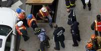 <p>Bombeiros e funcionários do metrô usaram saídas de emergência situadas nas calçadas para descer e retirar os passageiros</p>  Foto: Reuters