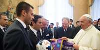 Francisco I recebeu Fiorentina e Napoli no Vaticano e afirmou que, no futebol, "o fator econômico não deve prevalecer sobre o esportivo"  Foto: AFP