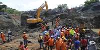 <p>Parentes e amigos das vítimas acompanham o trabalho das equipes de resgate na mina que desabou na zona rural de Santander de Quilichao, no sul da Colômbia, em 1º de maio</p>  Foto: Reuters