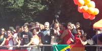 <p>Alexandre Padilha, ex-ministro da Saúde, desfila no trio elétrico da Central Única dos Trabalhadores (CUT), na Parada Gay 2014, em São Paulo</p>  Foto: Janaina Garcia / Terra