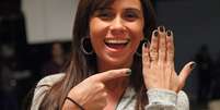 <p>As unhas azuis da personagem Clara fez sucesso e o esmalte foi usado por telespectadoras</p>  Foto: TV Globo / Divulgação