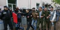 <p>Grupo de detidos sendo liberado pela polícia, em Odessa, neste domingo, 4 de maio</p>  Foto: Reuters