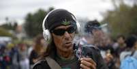 <p>Embora o país tenha legalizado a compra e a venda da maconha no final do ano passado, há uma lei que proíbe os motoristas de circular sob os efeitos do álcool e outras drogas</p>  Foto: AP