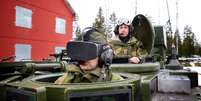 Soldado norueguês usando o Oculus Rift no tanque  Foto: Tu Jobs / Reprodução