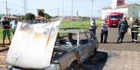 Dentro do carro em chamas estavam dois corpos carbonizados  Foto: Alfredo Risk / Futura Press