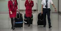 <p>As comissárias de bordo da Cathay Pacific reclamam que seus uniformes são muito justos e curtos</p>  Foto: AFP