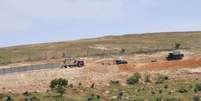 <p>Placas de concreto s&atilde;o colocadas na fronteira turco-s&iacute;ria durante a constru&ccedil;&atilde;o de um muro em Reyhanli, na prov&iacute;ncia de Hatay, ao sul da Turquia, em 28 de abril</p>  Foto: Reuters