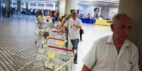 <p>Clientes fazem fila para fazer compras em supermercado estatal em Caracas, em 2 de maio</p>  Foto: Reuters