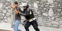 <p>Polícia prende um manifestante anti-governo durante manifestação em Caracas, em 21 de abril</p>  Foto: Reuters