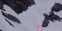 <p>O vídeo mostra um ponto negro andando no meio da neve, em montanhas do Canadá</p>  Foto: Daily Mail / Reprodução