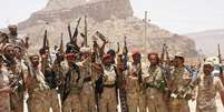 <p>Soldados no exército iemenita posam para foto com armas capturadas de militantes da Al Qaeda</p><p> </p>  Foto: Reuters
