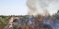 <p>Bombeiros combatem incêndio no Condado Logan, perto de Guthrie, em Oklahoma, nos Estados Unidos, nesta segunda-feira</p>  Foto: Richard Rowe / Reuters