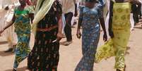 <p>Foto de 21 de abril mostra quatro alunas da escola secundária do governo de Chibok, que foram sequestrados por homens armados, caminhando junto com suas famílias, na Nigéria</p>  Foto: AP
