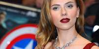 Na première em março, Scarlett Johansson manteve os fios ruivos e optou por uma escova modelada já nos fios mais compridos  Foto: Getty Images
